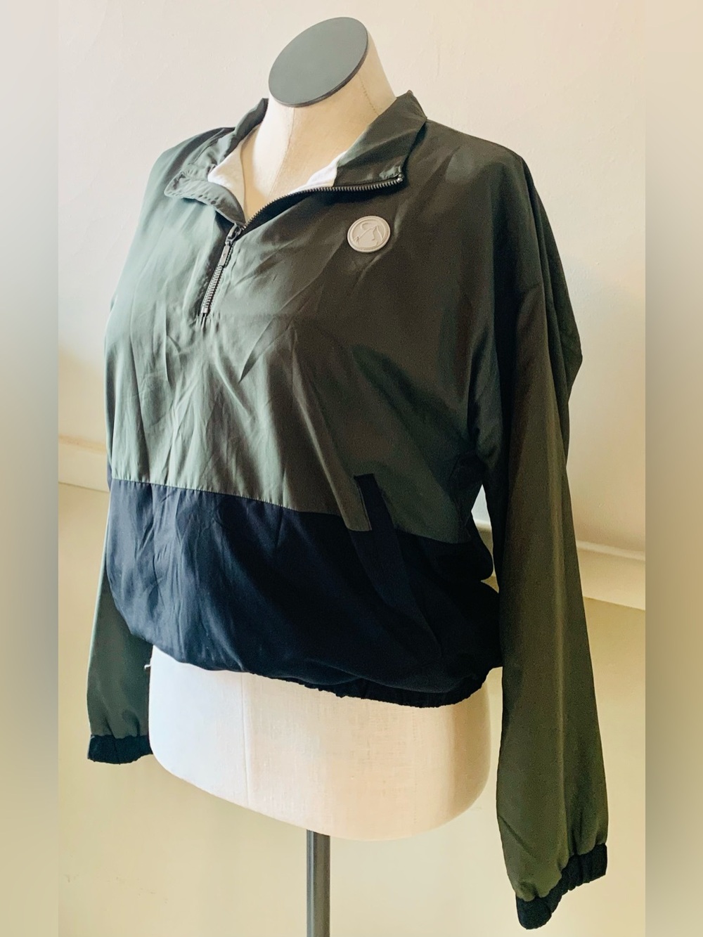 Zyia Active Forest Patch Pocket 1/4-Zip windbreaker in forest green and black. - Picture 2 of 6